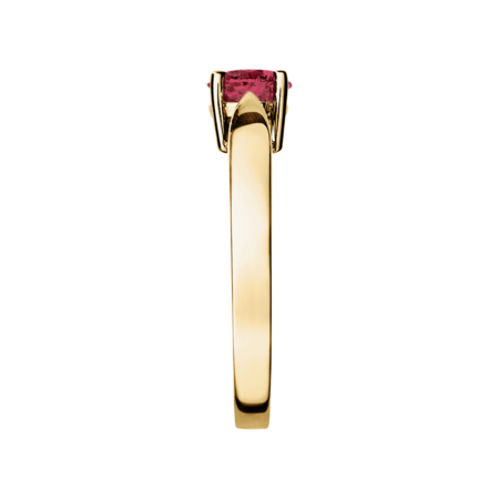 Vancouver Ruby red in Yellow Gold